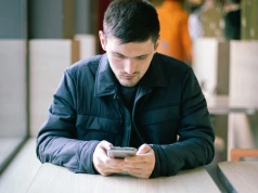 Cyfrowy detoks przy stole: Dlaczego restauracje na świecie zakazują używania smartfonów?