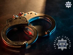 Jechał mercedesem mimo zakazu. Policjanci odkryli, że 51-latek jest poszukiwany