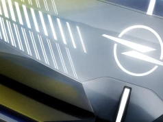 Opel ujawnia zdjęcia nowego modelu. STX będzie miał świetlne logo i nowy Vizor