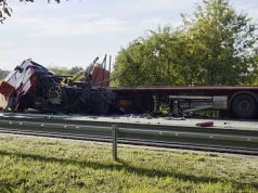 Czołowe zderzenie ciężarówek w wyniku wystrzału opony – tragedia na prostym odcinku