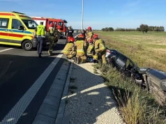 Dwa rozbite auta w rowie. Wypadek na obwodnicy