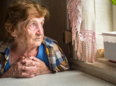 Seniorzy tracą samodzielność we własnych domach. "Winne" bywają progi, wanny czy złe oświetlenie