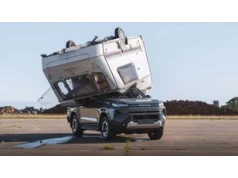 Toyota zrzuciła przyczepę na elektrycznego Hiluxa. Przeżył