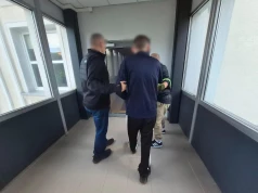 Zbrodnia sprzed 18 lat wyjaśniona! 73-latkę znaleziono skrępowaną w fotelu. Po latach jej wnuk usłyszał zarzut zabójstwa