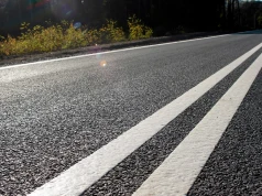Czy można wyprzedzać na podwójnej ciągłej? Odpowiedź zaskakuje kierowców