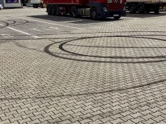 Drift BMW na parkingu. Właściciel auta nie wskazał kierowcy, ale i tak dostał 2000 zł mandatu