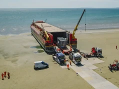 131-tonowy ładunek odebrany wprost z plaży – barka na brzegu i „okno odpływowe”