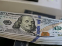 Droższa ropa, słabszy złoty. Dolar umacnia się w zaskakującym tempie