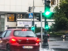 Ochlapanie pieszego wodą z kałuży. Co grozi kierowcy?
