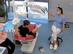 Chłopiec u dentysty