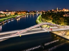 Nowa kładka nad Wisłą oświetlona po zmroku. Tak prezentue się z lotu ptaka