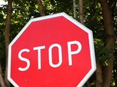 Zatrzymujesz się przy znaku STOP? Za ten błąd dostaniesz 300 zł mandatu