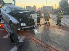 Wypadek na w drodze Piotrków – Bełchatów. Audi wjechało w ciężarówkę