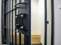 Policjanci mieli zgwałcić zatrzymanego na komisariacie? Sąd kwestionuje dowody prokuratury