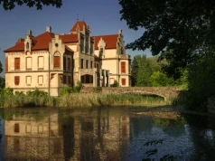 Urokliwy i tajemniczy pałac od lat czeka na kupca. Zabytkowa rezydencja pod Wrocławiem zachwyca nawet zaniedbana