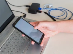 Jak zgrać zdjęcia z telefonu na komputer kablem i bezprzewodowo?