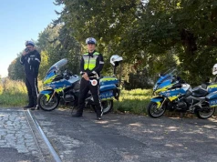 Miłośnik ekstremalnej jazdy stracił prawo jazdy – policjanci zareagowali na jazdę na jednym kole