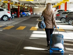 Strach zostawiać samochód elektryczny na lotniskowym parkingu?