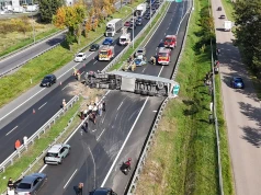 Ciężarówka przewróciła się na bok i zablokowała trasę S8. Korek na 10 kilometrów