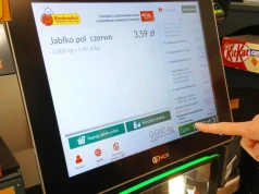 Klienci chcą kasjera, a trafiają do samoobsługi. Lidl i Biedronka tłumaczą zasady