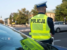 Motocyklista bez prawa jazdy potrącił policjanta