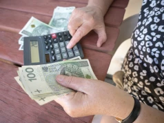 600 zł dla osób po 60. roku życia, dochód nie ma znaczenia. Trzeba złożyć wniosek
