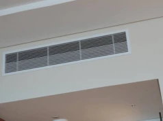 Płacisz krocie za hotel, a on nie daje ci schłodzić pokoju? Wszystko rozbija się o jeden zapis