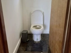 Zażądali od gościa $1700 na Airbnb za to, że zalał wynajmowane mieszkanie. Na dowód wysłali fotkę… AI.