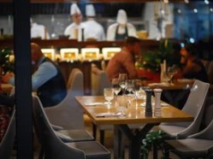 Dlaczego w jednej restauracji goście siedzą dłużej? Badanie wskazuje na zaskakujący czynnik