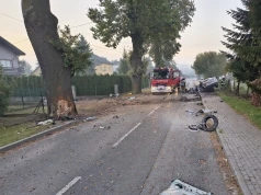 Tragiczny poranek w gminie Brzeszcze. 20-letni kierowca uderzył w drzewo i zginął na miejscu