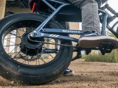 Ma koła jak kompaktowy rower i sylwetkę małego motocykla. Schwinn znalazł ciekawy środek