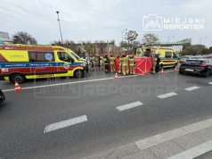 Wypadek na Łazienkowskiej. Reanimowany kierowca w stanie krytycznym trafił do szpitala