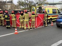 Tragiczny finał wypadku na Trasie Łazienkowskiej. Kierowca zmarł w szpitalu