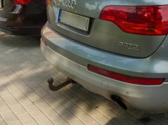 Za taki błąd z hakiem samochodowym grozi 500 zł mandatu. Do tego dochodzi 8 punktów karnych