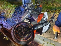 Uderzył w krawężnik i wypadł z drogi. Poważny wypadek motocyklisty