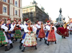 Nietypowy pochód przeszedł przez Kraków. To „Przenosiny” studentów ASP