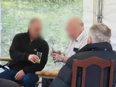 Panowie polewali wódkę, obok trwał piknik piłkarski dla dzieci