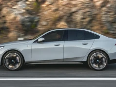 Nowe BMW serii 5 bez kamuflażu. Trójka to przy nim fujka