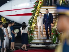 Wyszła z samolotu i zaskoczyła wszystkich. Nawrocka tak się ubrała w podróż