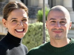 Katie Holmes zachwyca w Paryżu. Nowy partner cały czas trzyma ją za rękę