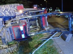 Wypadek przy wyciąganiu traktora z pola. Pojazd przygniótł rolnika