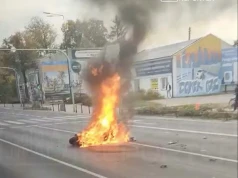 Poważny wypadek z udziałem motocyklisty na Białołęce. Maszyna stanęła w ogniu
